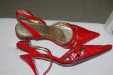 Part vd une paire de chaussures à talon de couleur rouge