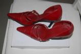 Je vends une paire de chaussures à talon de couleur rouge