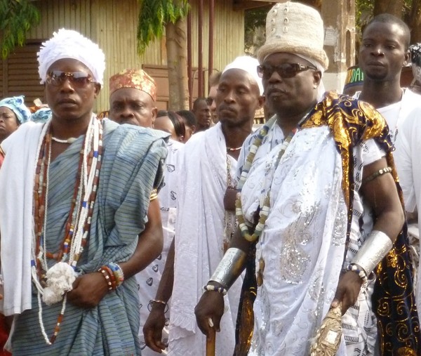 Il n'y a pas de vie sans problèmes et il n'y a pas de problèmes sans solutions grand marabout azongbo, voyant médium Africain de la tradition