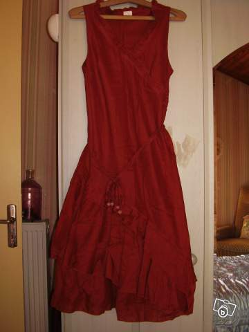 Robe marron unie à volants