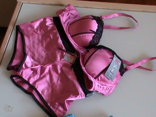  ensemble shorty rose.Taille 80B shorty 36.Taille 95B shorty 42