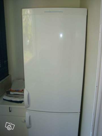 Vends pour cause de déménagement un frigo / congélateur 370 litres de marque Candy