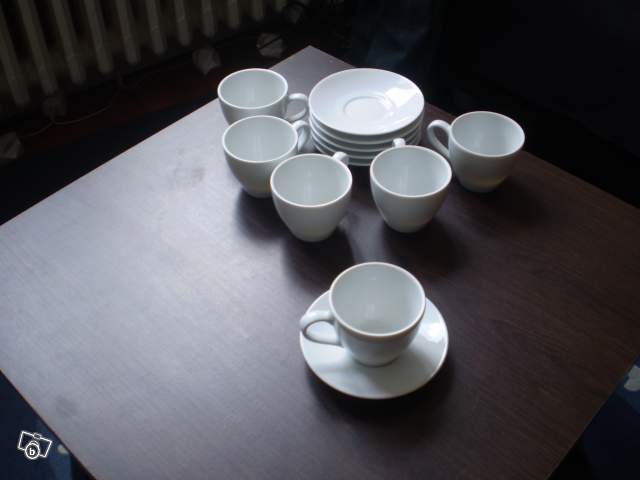 Vends service de 6 tasses blanches à café avec sous tasses