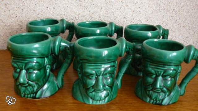 6 choppes à bière en céramique représentant un vieillard barbu