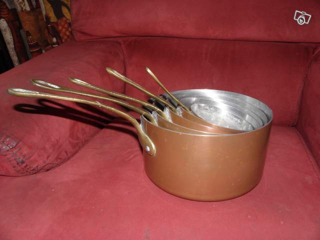 5 casseroles en cuivre servi en déco