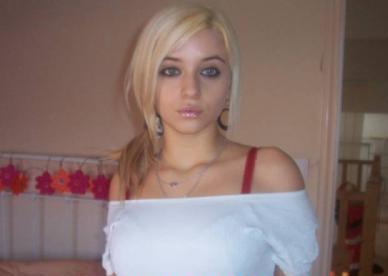 Jeune maîtresse dominante, rebelle en chaleur de 22 ans